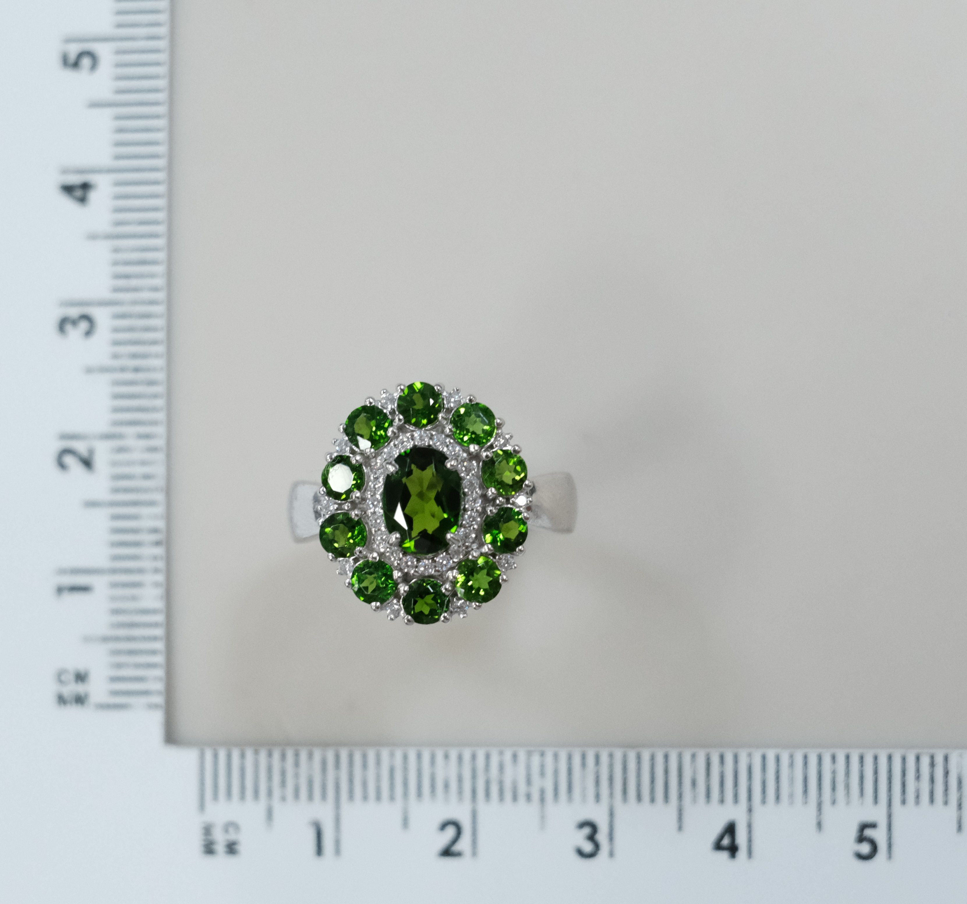 Серебряное кольцо с хромдиопсидами